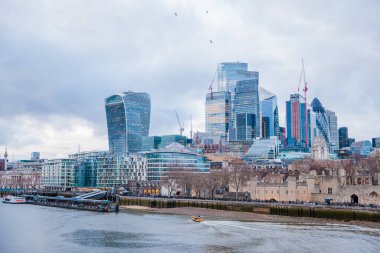 Londra 'nın iş merkezinde Fenchurch Caddesi ve Tower Hill İstasyonu yakınlarındaki inanılmaz mimari.