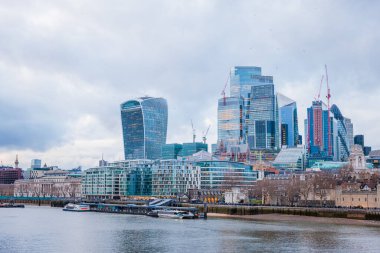 Londra 'nın iş merkezinde Fenchurch Caddesi ve Tower Hill İstasyonu yakınlarındaki inanılmaz mimari.