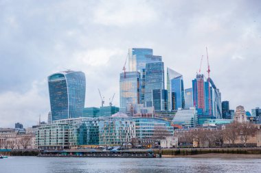 Londra 'nın iş merkezinde Fenchurch Caddesi ve Tower Hill İstasyonu yakınlarındaki inanılmaz mimari.