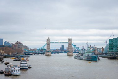 İngiltere, Londra 'daki ikonik Tower Köprüsü, gündüz vakti, bulutlu bir gün.