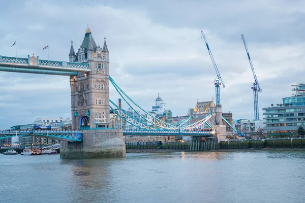 Icônica Tower Bridge Londres Inglaterra Dia Dia Nublado — Fotografia de Stock