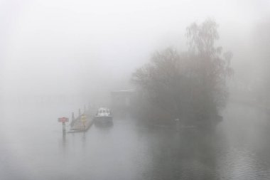 Thames Nehri 'nin Misty Moody Sahneleri, Okuyucu Yakınları, Berkshire, İngiltere, gündüz