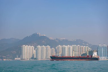 Yük konteynırı gemisi okyanusu aşıyor, Hong Kong bölgesinin güneyi, gündüz vakti.