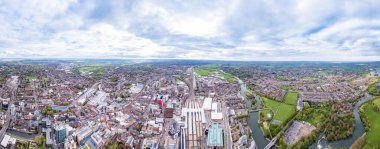 Demiryolu ve şehir merkezi manzarası inanılmaz. Reading, Berkshire, Güney İngiltere, Birleşik Krallık, gündüz, bahar.