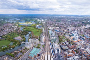 Railway ve Downtown Reading 'in inanılmaz manzarası, Berkshire, Güney İngiltere, Birleşik Krallık, gündüz, bahar