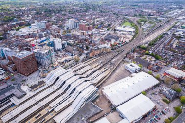 Railway ve Downtown Reading 'in inanılmaz manzarası, Berkshire, Güney İngiltere, Birleşik Krallık, gündüz, bahar