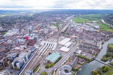 Railway ve Downtown Reading 'in inanılmaz manzarası, Berkshire, Güney İngiltere, Birleşik Krallık, gündüz, bahar
