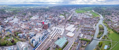 Railway ve Downtown Reading 'in inanılmaz manzarası, Berkshire, Güney İngiltere, Birleşik Krallık, gündüz, bahar