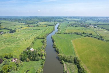 Pangbourne 'un güzel hava manzarası, Berkshire' daki Thames nehri boyunca köy, İngiltere, Yaz, Gündüz