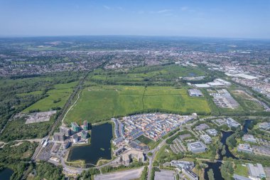 Yeni gelişmekte olan bölgenin güzel hava manzarası, Reading, Berkshire, İngiltere 'deki Green Park İstasyonu, gündüz vakti