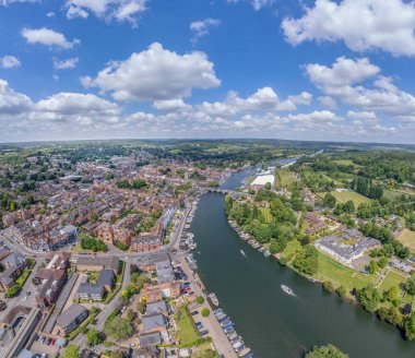 Henley-On-Thames 'in muhteşem hava manzarası, Güney İngiltere' deki ünlü tatil yeri, yaz günü.