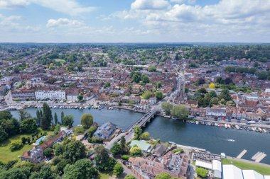 Henley-On-Thames 'in muhteşem hava manzarası, Güney İngiltere' deki ünlü tatil yeri, yaz günü.