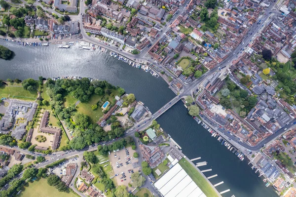 Henley-On-Thames 'in muhteşem hava manzarası, Güney İngiltere' deki ünlü tatil yeri, yaz günü.