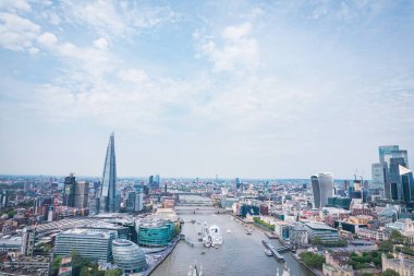Tower Bridge ve Thames Nehri 'nin muhteşem hava manzarası, Londra. Ünlü uluslararası dönüm noktası, gündüz yazı.