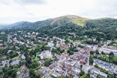 Şehir merkezinin güzel hava manzarası, Great Malvern 'ün ana caddesi, İngiltere' nin ünlü açık hava ve turist köyü.