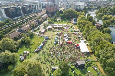 Okuma Gururu 2023 'ün hava görüntüsü, Yıllık Aşk Geçit Töreni ve Festivali, Berkshire, İngiltere, gündüz vakti