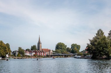 Marlow 'daki Thames Nehri ve All Saints Kilisesi, İngiltere' deki ünlü seyahat merkezi.