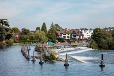 Marlow 'daki Thames Nehri ve yerleşim bölgesi, İngiltere' deki ünlü seyahat merkezi.