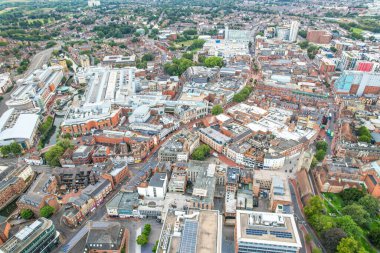 Reading, Berkshire, İngiltere 'nin şehir merkezi ve ana caddesinin muhteşem hava manzarası, gündüz kuşağı