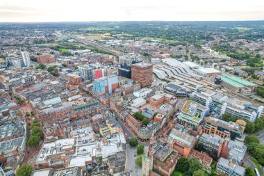 Reading, Berkshire, İngiltere 'nin şehir merkezi ve ana caddesinin muhteşem hava manzarası, gündüz kuşağı