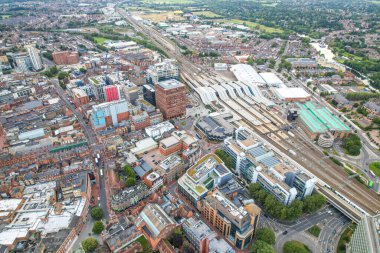 Reading, Berkshire, İngiltere 'nin şehir merkezi ve tren istasyonunun harika hava manzarası, gündüz kuşağı.