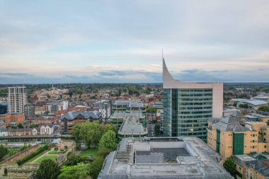 Reading, Berkshire, İngiltere 'nin şehir merkezi ve ticari binalarının muhteşem hava manzarası, gündüz kuşağı