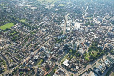 Reading, Berkshire, İngiltere 'nin şehir merkezi ve ana caddesinin muhteşem hava manzarası, gündüz kuşağı