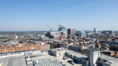 Reading, Berkshire, İngiltere 'nin şehir merkezi ve inşaat alanının harika hava manzarası, gündüz kuşağı