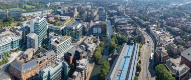 Reading, Berkshire, İngiltere 'nin şehir ve nehir kenesinin muhteşem hava manzarası, gündüz kuşağı