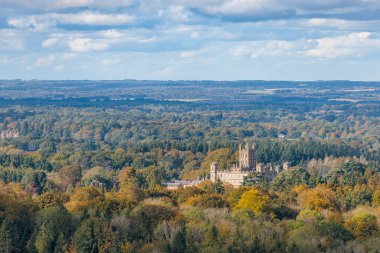 Newbury, Berkshire, İngiltere 'deki Highclere şatosunun muhteşem manzarası, güz günü