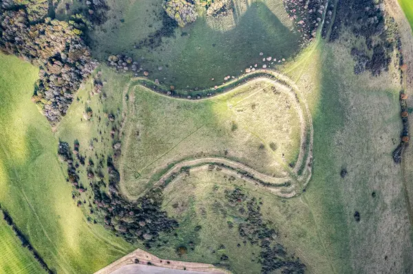 İngiltere, Berkshire, Newbury 'deki Beacon Hill Iron Age Hill Kalesi' nin inanılmaz hava manzarası.