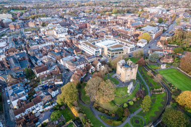 Guildford Kalesi 'nin ve Guildford, Surrey, Birleşik Krallık' ın şehir merkezinin güzel hava manzarası. Gündüz vakti.