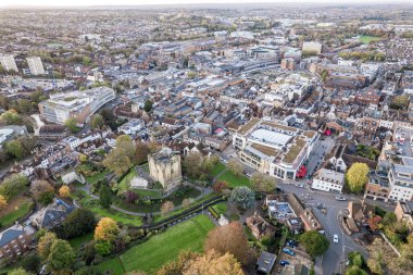 Guildford Kalesi 'nin ve Guildford, Surrey, Birleşik Krallık' ın şehir merkezinin güzel hava manzarası. Gündüz vakti.
