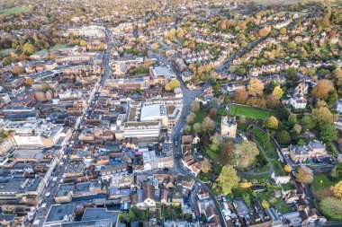 Guildford Kalesi 'nin ve Guildford, Surrey, Birleşik Krallık' ın şehir merkezinin güzel hava manzarası. Gündüz vakti.