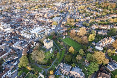 Guildford Kalesi 'nin ve Guildford, Surrey, Birleşik Krallık' ın şehir merkezinin güzel hava manzarası. Gündüz vakti.