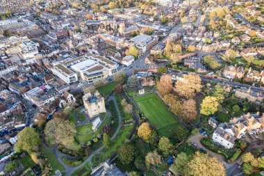 Guildford Kalesi 'nin ve Guildford, Surrey, Birleşik Krallık' ın şehir merkezinin güzel hava manzarası. Gündüz vakti.