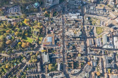 Ingiltere, Londra yakınlarındaki ünlü Guildford ana caddesinin muhteşem hava manzarası, güz günü