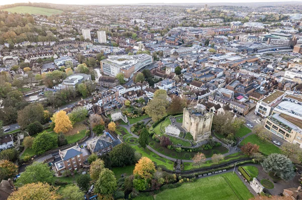 Guildford Kalesi 'nin ve Guildford, Surrey, Birleşik Krallık' ın şehir merkezinin güzel hava manzarası. Gündüz vakti.