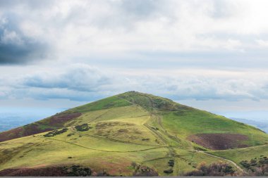Great Malvern, Worcestershire, Birleşik Krallık 'ın Malvern Tepesinde yürüyen yürüyüşçülerin güzel manzarası