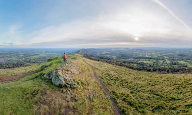 Büyük Malvern 'in Malvern Tepesi, Worcestershire, Birleşik Krallık' ın güz gündüz tepesinde duran Hiker 'in inanılmaz manzarası.