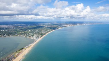 Bournemouth, Poole ve Dorset, İngiltere 'deki Sandbanks Beach ve Cubs Beach' in muhteşem hava manzarası. Geniş açı gündüz zamanı