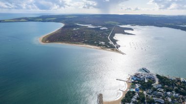 Bournemouth, Poole ve Dorset, İngiltere 'deki Studland ve Godlingston Heath Ulusal Doğa Rezervi' nin muhteşem hava manzarası. Geniş açı gündüz zamanı