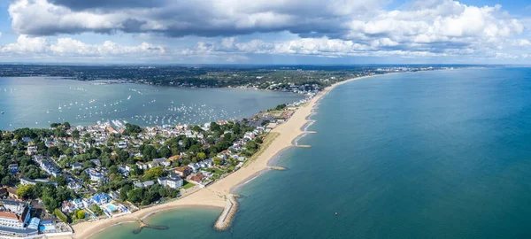 Bournemouth, Poole ve Dorset, İngiltere 'deki Sandbanks Beach ve Cubs Beach' in muhteşem hava manzarası. Geniş açı gündüz zamanı