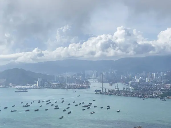 Taşkesiciler Köprüsü ve Tsing Yi, Hong Kong 'un güzel hava manzarası.