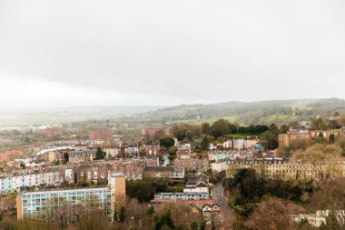 Bristol şehir merkezi, İngiltere 'deki Top Cabot Kulesi manzaralı. Bulutlu bir günün akşamı