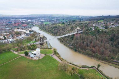 Bristol, Clifton Asma Köprüsü ve Clifton Gözlemevi 'nin hava manzarası bulutlu bir günde, kış mevsiminde.