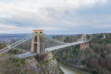 Bristol, Clifton Askı Köprüsü ve Clifton Gözlemevi 'nin geniş açılı manzarası, bulutlu bir günde, kış mevsiminde.