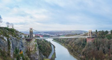 Bristol, Clifton Askı Köprüsü ve Clifton Gözlemevi 'nin geniş açılı manzarası, bulutlu bir günde, kış mevsiminde.