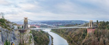 Bristol, Clifton Askı Köprüsü ve Clifton Gözlemevi 'nin geniş açılı manzarası, bulutlu bir günde, kış mevsiminde.