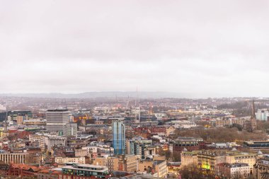 Bristol şehir merkezi, İngiltere 'deki Top Cabot Kulesi manzaralı. Bulutlu bir günün akşamı